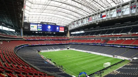 芬尼-史密斯严防基迪，漂亮封盖展现防守，反击上篮再添精彩瞬间